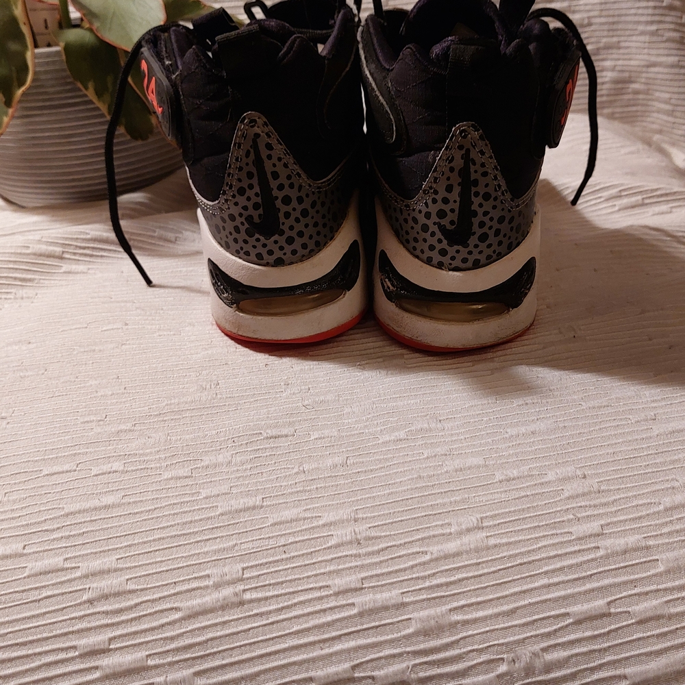 Nike Kids Black and Red Athletic Shoes - Picture 5 of 12